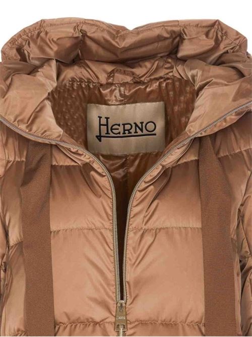 Piumino da donna, lunghezza 7/8, con cappuccio fisso color cammello HERNO | PI1304D12170Z2157